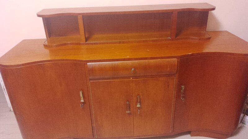 Mobila veche din lemn masiv de nuc