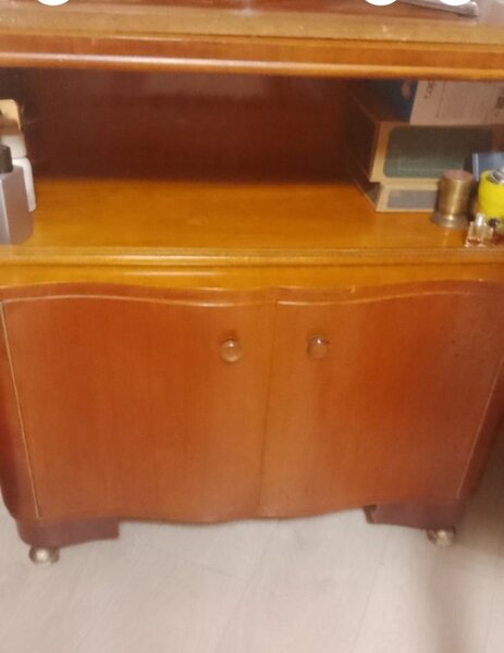 Mobila veche din lemn masiv de nuc